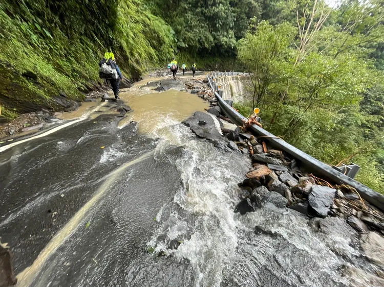 搜救五虎將頂著風雨徒步挺進山區救援，沿途都是柔腸寸斷的道路及土石流。警方提供