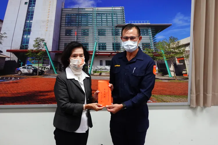 明池所長蘇明勝於明池山莊260多名遊客、員工受困第一時間獨自坐鎮，除清點人員、物資，還要步行2公里多才能將山區訊息傳遞給應變中心掌握，宜蘭縣長林姿妙今天表揚。林泊志攝