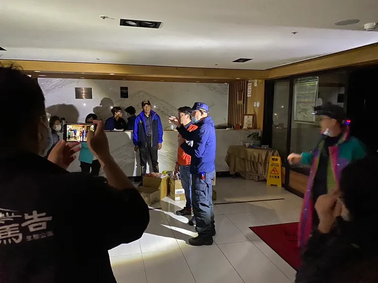 蘇明勝安撫受困明池山莊的260多名遊客、員工，每2小時告知最新狀況。警方提供