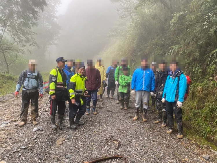 搜救五虎將與宜大13名師生會合，平安將人護送至明池山莊安置。警方提供
