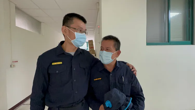 三星警分局警備隊長李文平挺進山區救援，但途中一度失足，危急時刻南山所長曾文雄一把將他抓住，才免於墜落4、50公尺坍方處，李文平對此感謝萬分。林泊志攝