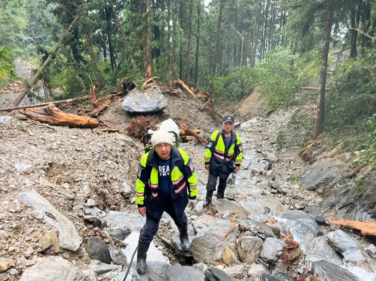 邊坡因大雨坍塌，大量土石崩落，搜救五虎將冒險高繞挺進。警方提供