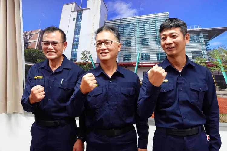 明池派出所所長蘇明勝、副所長張政賢、警員蔣銀星上月挺進明池孤島搶救受困民眾，蘇明勝臨危不亂鎮定以對，安撫受困民眾，張政賢、蔣銀星徒步跨越柔腸寸斷的山路，冒險挺進，最後成功將受困260多位民眾平安救出，被封為「孤島三雄」。林泊志攝