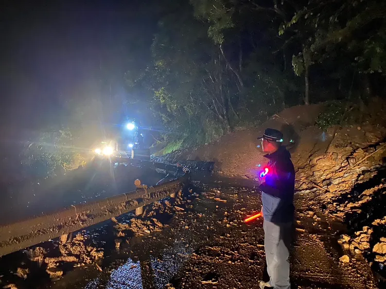 蘇明勝摸黑查看道路情形，了解搶修進度。警方提供