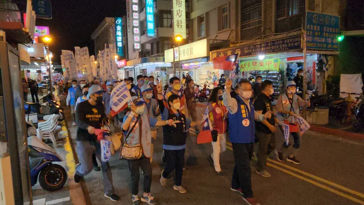 賴峰偉晚間上街遊行造勢。許逸民攝