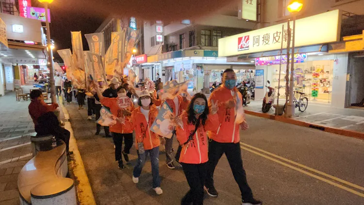 無黨籍的馬公市長候選人洪長青，也聲勢突起，超過500支持者市區掃街。許逸民攝
