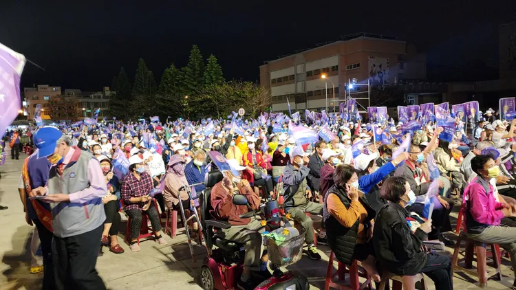 葉竹林晚間在文澳市場東側的感恩晚會，未動員下就有千餘人到場。許逸民攝