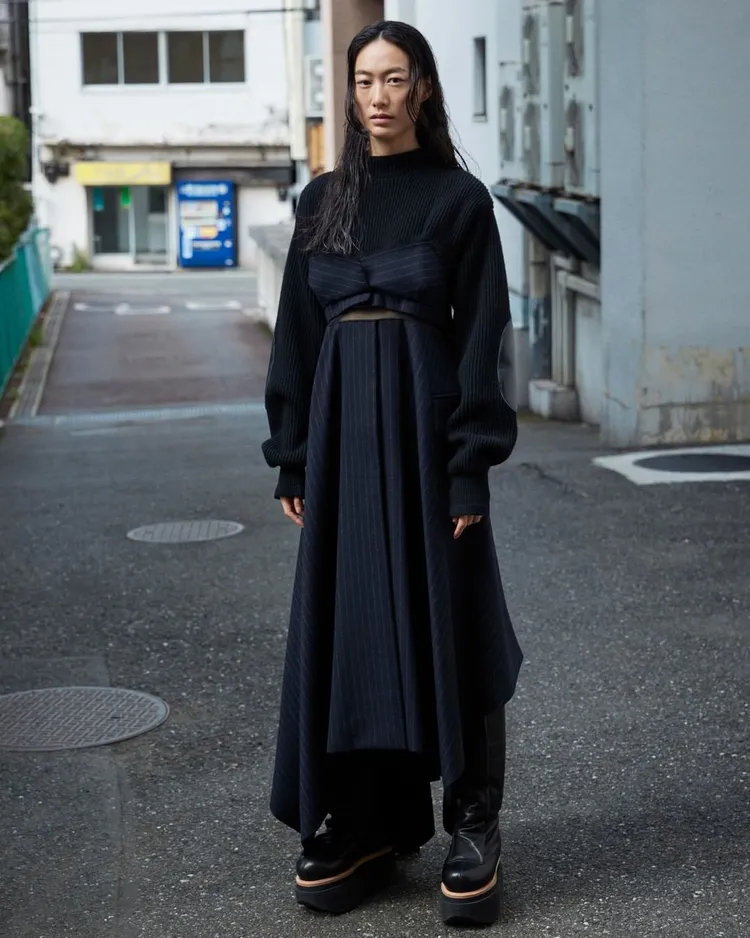 秦舒培為sacai演繹的另張形象照，眉宇間則有點韓星裴斗娜的味道。翻攝sacaiofficial IG