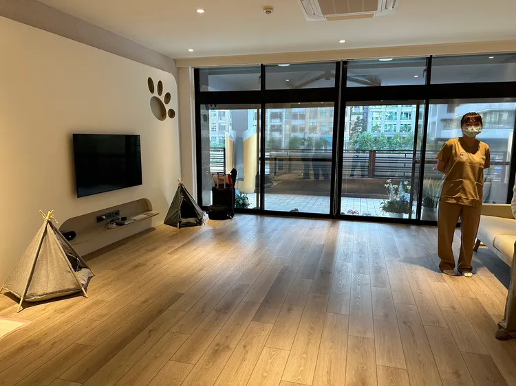 潘慧如經營寵物旅館活動空間頗寬敞。蔡依庭攝