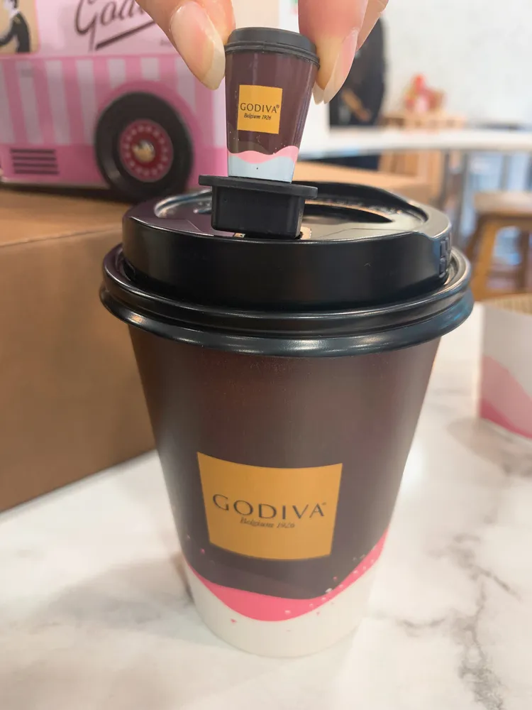 購買喜馬拉雅山粉紅鹽熱巧克力就可獲得限量杯塞。劉欣欣攝