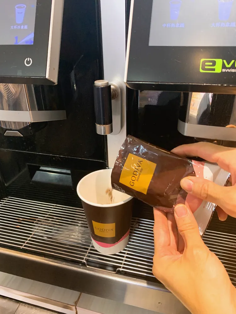 喜馬拉雅粉紅鹽熱巧克力以GODIVA經典黑巧克力為基底搭配粉紅鹽、熱牛奶。劉欣欣攝