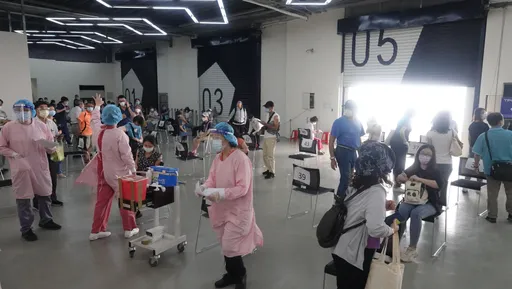 尾牙可嗨喝了!年底開放逐桌敬酒 指揮中心:和口罩一起討論鬆綁