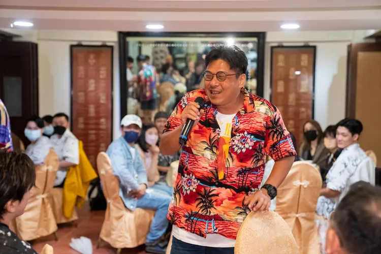 導演許肇任拍攝2個多月慶祝殺青。TVBS提供