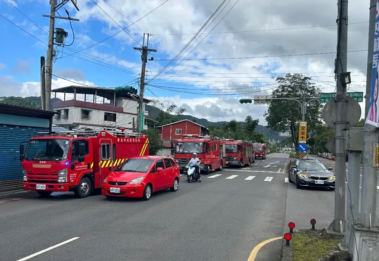 新北市消防局出動大批人車前往灌救。新店警分局提供