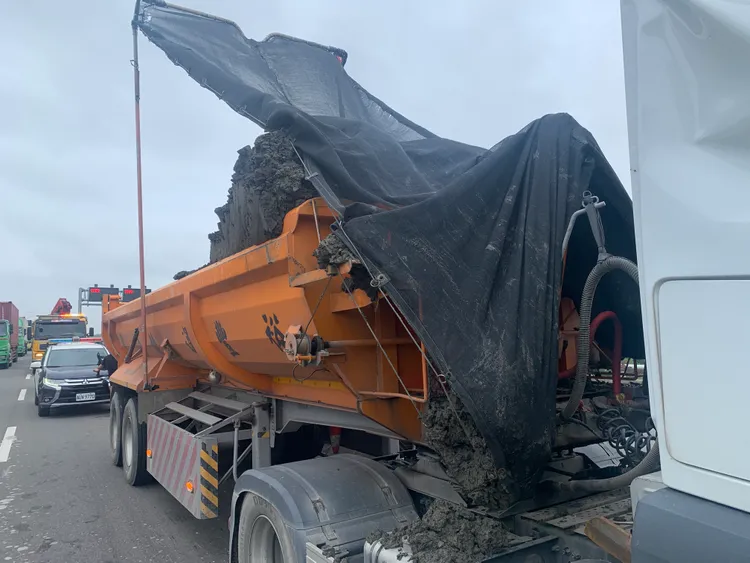 砂石車猛烈撞擊，後方載運的砂石瞬間聚集在車斗前，溢出散落路面。讀者提供