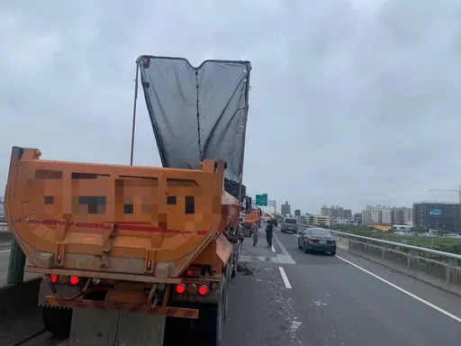 西濱快2砂石車追撞1人送醫　土方噴出車流回堵