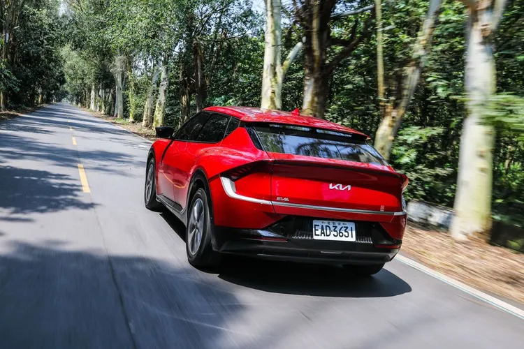 今年上半年在國內上市的Kia EV6(圖)，以及2022年式的其他車系都已陸續換上全新Logo。林浩昇攝
