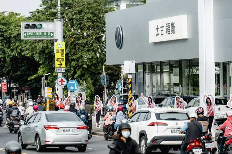 李雨蓁帶著10個人形立牌在路口向民眾打招呼。基進提供