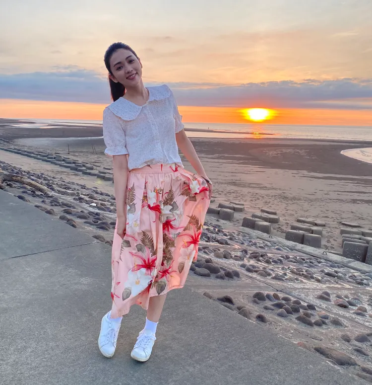 瑭霏和夕陽合照。民視提供