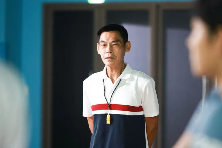 夏靖庭飾演羽球教練。民視提供