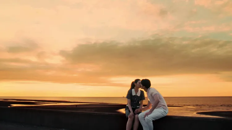 瑭霏（左）及宋偉恩在夕陽下接吻。民視提供