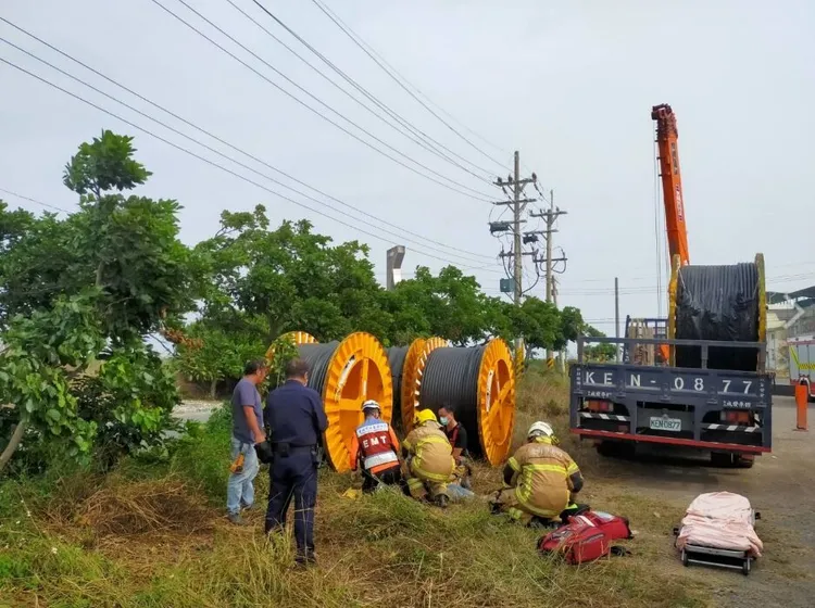 吊車司機觸電倒地，到院前無呼吸心跳。讀者提供
