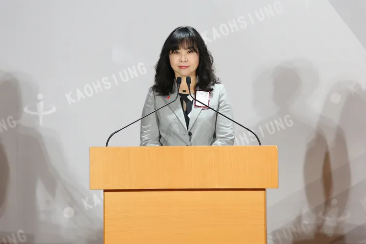 曾尹儷穿灰色裝外套內搭圓領花紋洋裝。高雄市選委會提供