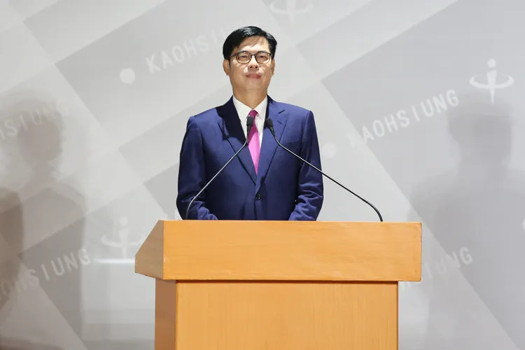 陳其邁穿著藍色西裝、白色襯衫搭配紫色領帶。高雄市選委會提供