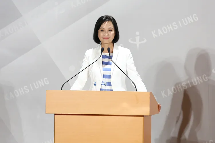 柯志恩以白色筆挺的西裝外套，內搭休閒風的藍白橫紋上衣。高雄市選委會提供