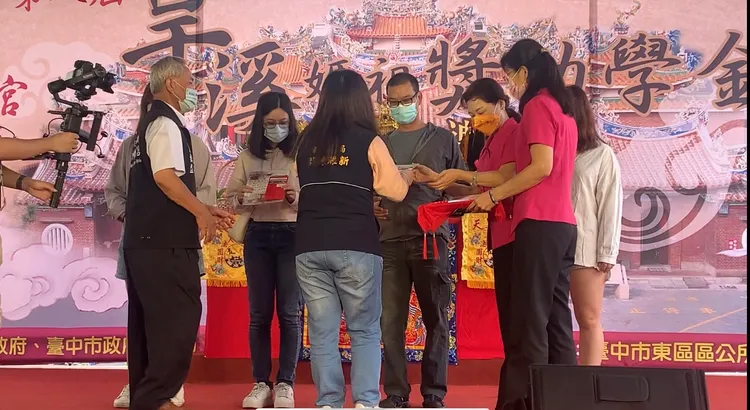 637個學子今天到樂成宮開心領取獎助學金。曾雪蒨攝