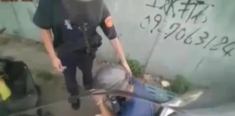劉男懊惱抱頭蹲在路邊。警方提供