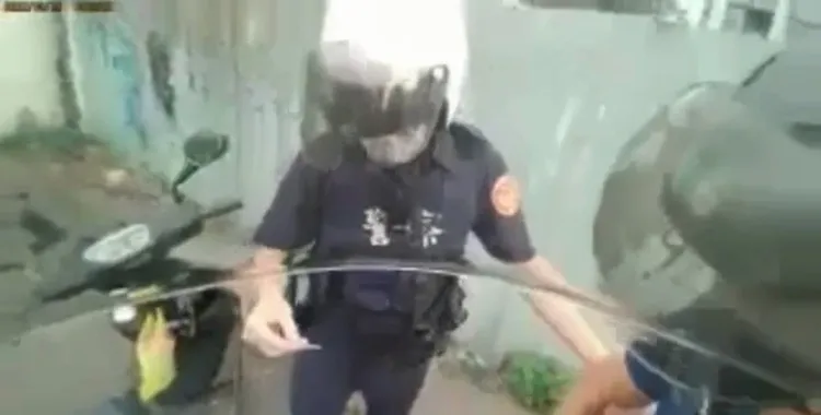 警方查獲劉男口袋裡掉出的毒品包。警方提供