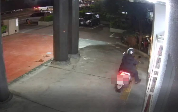 徐男在派出所前停下。讀者提供