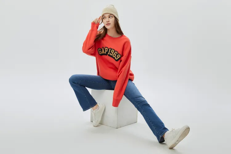 派對轟炸的年末，穿上霓虹色系單品瞬間成為全場焦點。業者提供