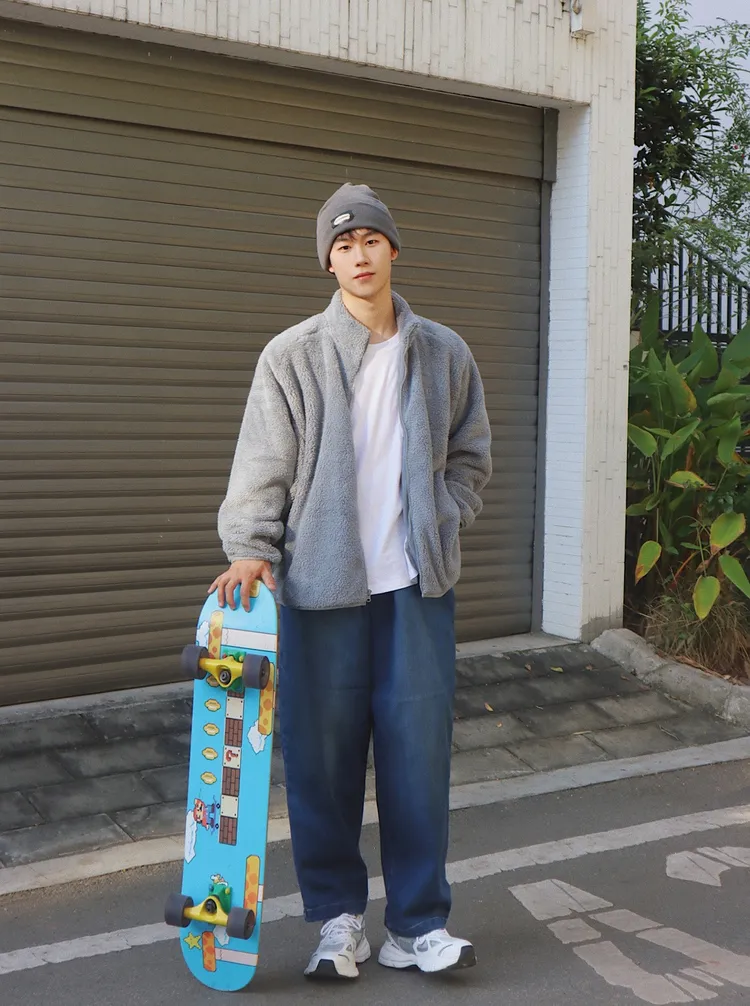 Gap抱抱絨系列結合多種經典元素，冬天也能穿出街頭潮流感。業者提供