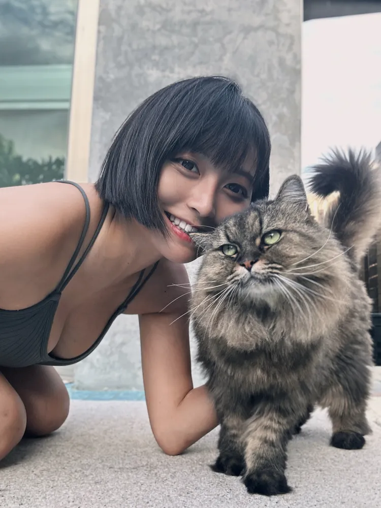 祈錦鈅跟貓咪開心互動。祈錦鈅提供