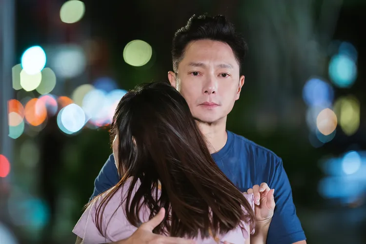 劇情安排13年前謝祖武緊抱喝醉的王宇婕。TVBS提供