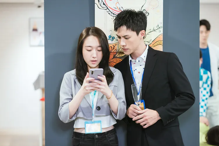 王敏淳（左）計畫讓謝祖武送喝醉的王宇婕回家 ，右為商鈞。TVBS提供