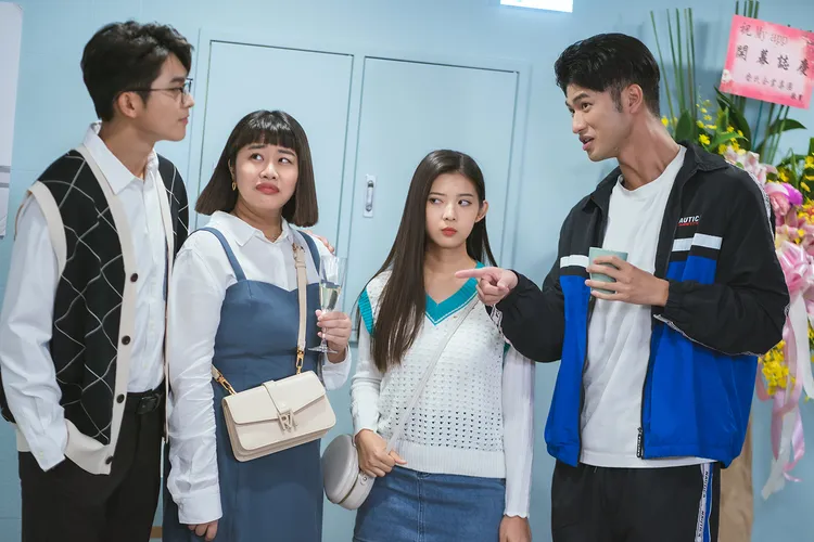 畢業後的吳玳慈（右二）頻頻拒絕王新凱（右）追求，左起為林輝瑝、李星鏴。TVBS提供