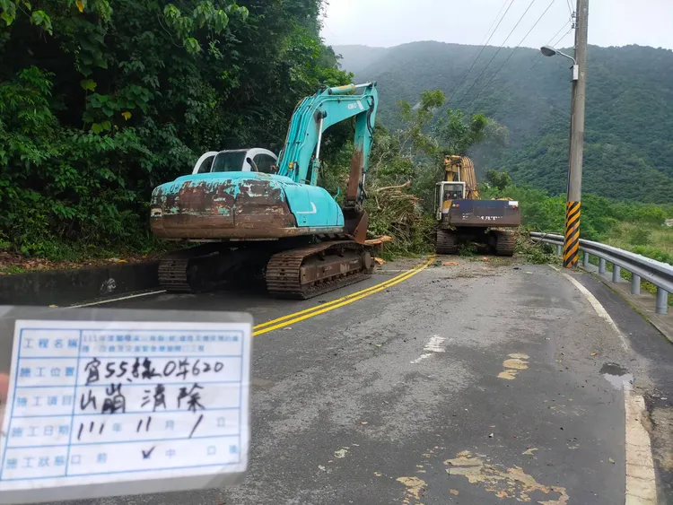 宜55線落石阻斷交通。宜蘭縣政府提供