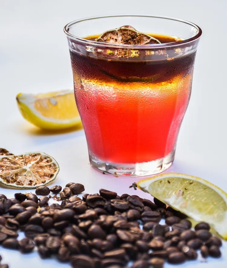 將基底由美式咖啡改為咖啡琴酒（coffee Gin）後調製的「微醺洛神」。中山九昱希爾頓逸林酒店提供