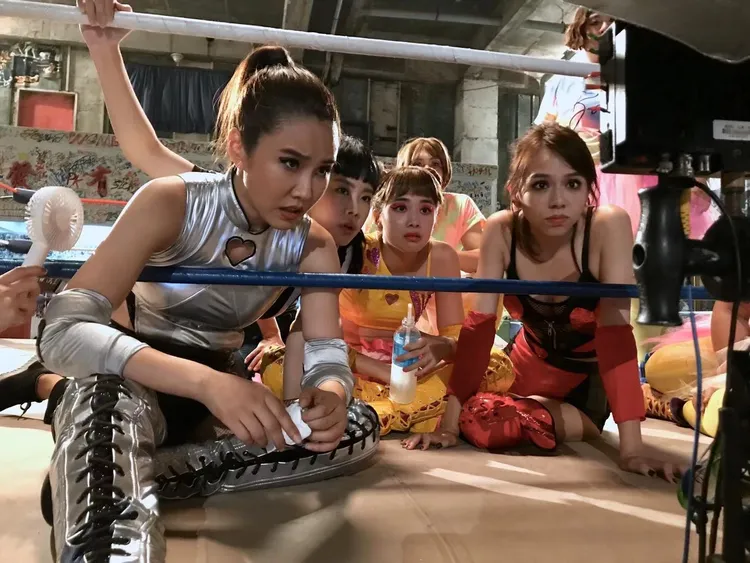 黃心娣（左起）、孔令元、吳映潔、夏于喬為《女優，摔吧！》練摔角。丘晶晶製作所提供
