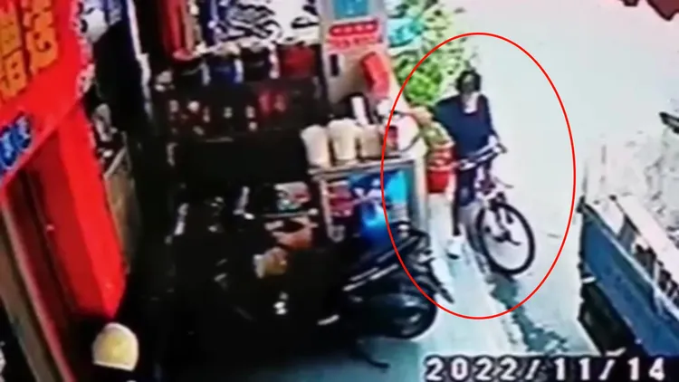 郭男直接伸手拿走店家放在櫃台上的愛心捐款箱。讀者提供