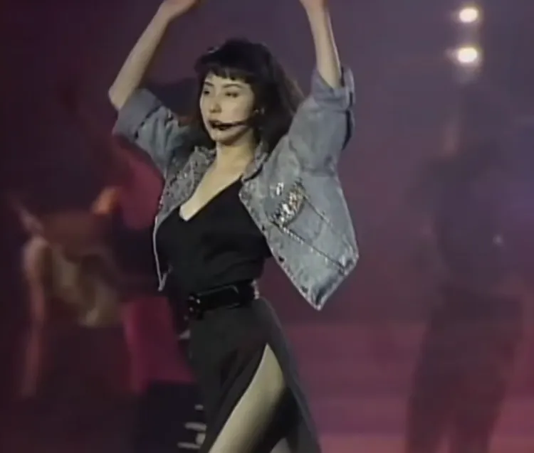 金元萱1991年擔任大鐘獎表演嘉賓，開高衩露出半邊蜜臀，造型非常前衛。翻攝YouTube