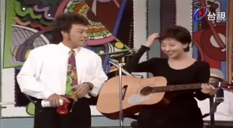 金元萱（右）90年代來台發展，常上《龍兄虎弟》，跟張菲傳出緋聞。翻攝台視YouTube