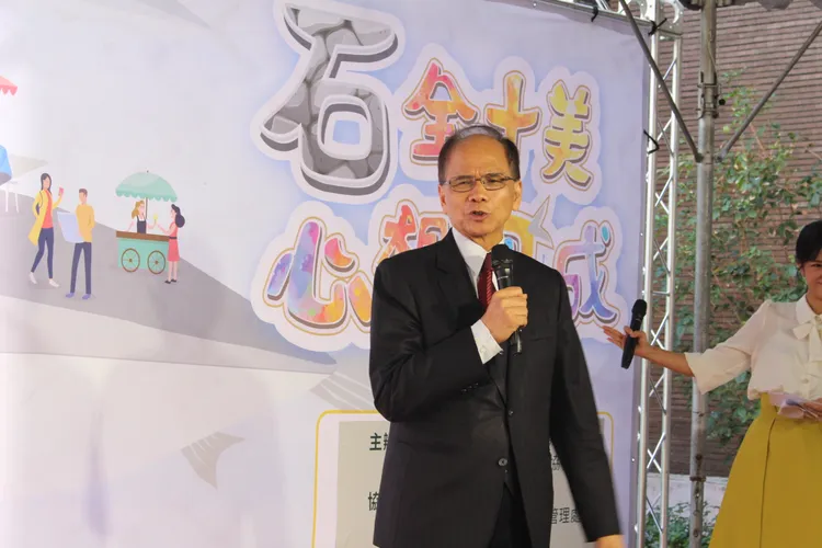 游錫堃讚郭國文幫忙推廣虱目魚跟石斑魚。潘袁詩羽攝