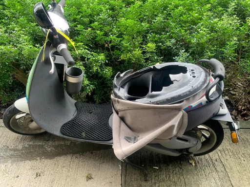 電動機車遭破壞5萬元電池被偷　苦主發文提醒小心防範