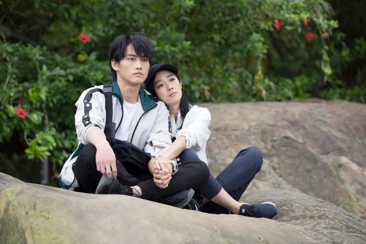 桂綸鎂（右）和范少勳搭檔不違和。Disney+提供