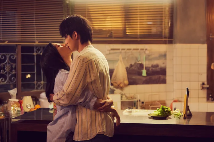 范少勳（右）和桂綸鎂愛得炙熱。Disney+提供