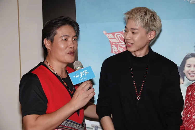 片中演出鄉長候選人的洪金輝（左）開玩笑說之後可能真的出來選。陳德興攝